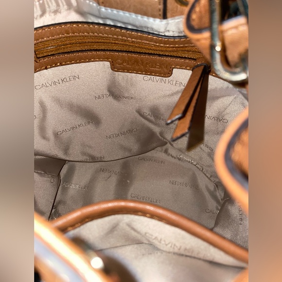 π€π€NEW CALVIN KLEIN Crossbody Bag!π€π€ - Picture 4 of 7